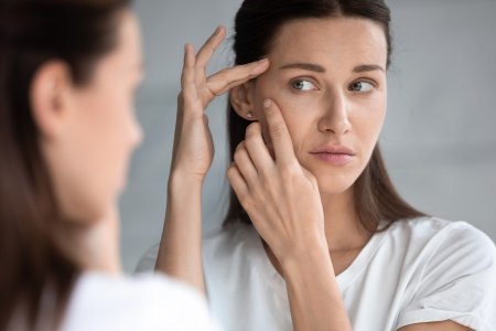 Frauen erleben verbesserte akneanfällige Haut mit Sébium Serum